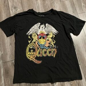 Que Black Queen Crest Graphic Short Sleeve Tee
